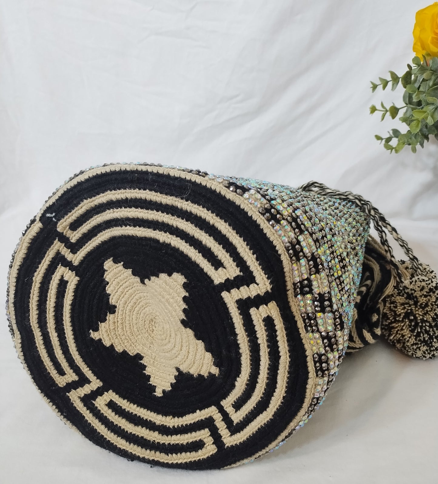 Crossbody bag (Mochila Wayuu) with stones