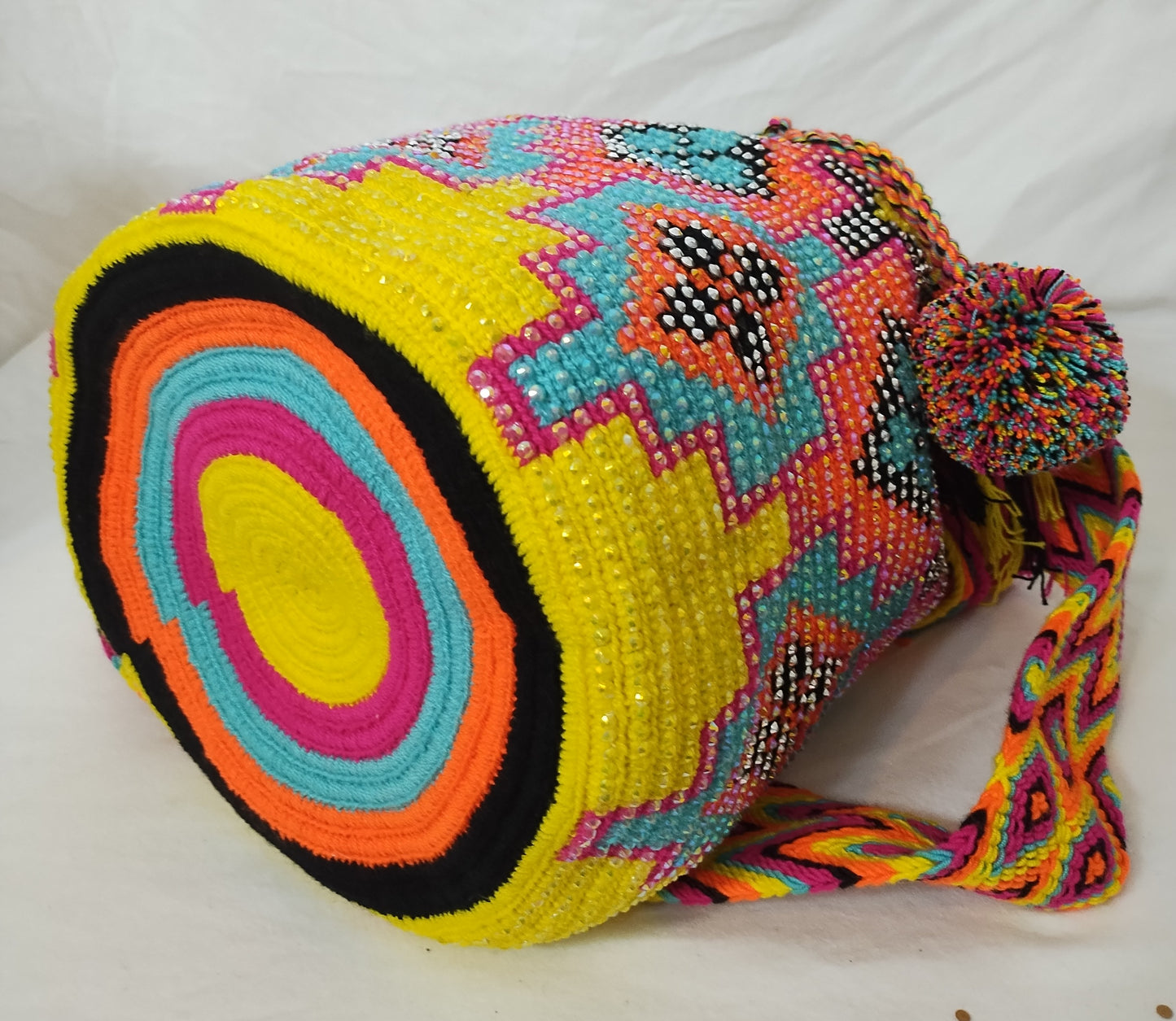 Crossbody bag (Mochila Wayuu) with stones