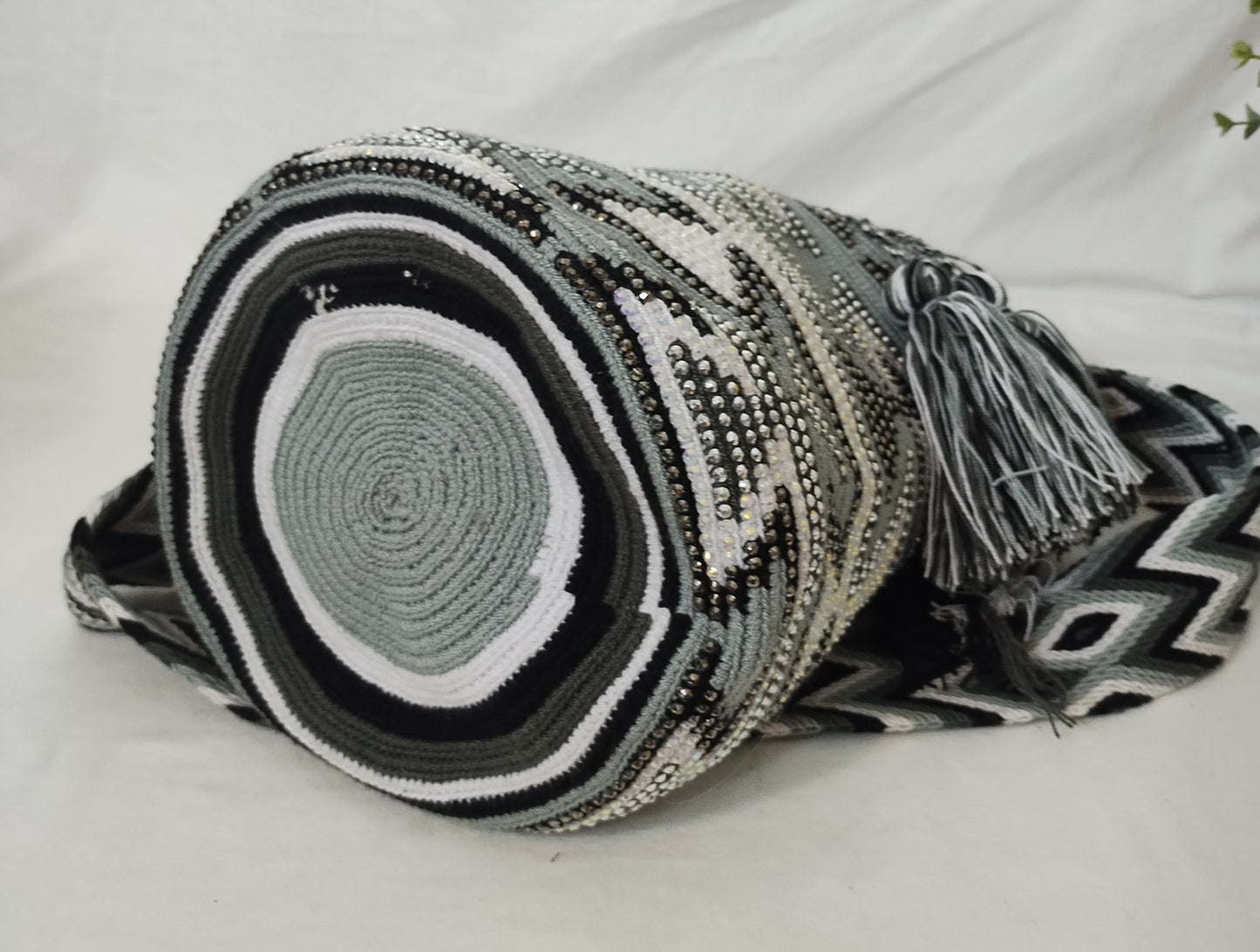 Crossbody bag (Mochila Wayuu) with stones