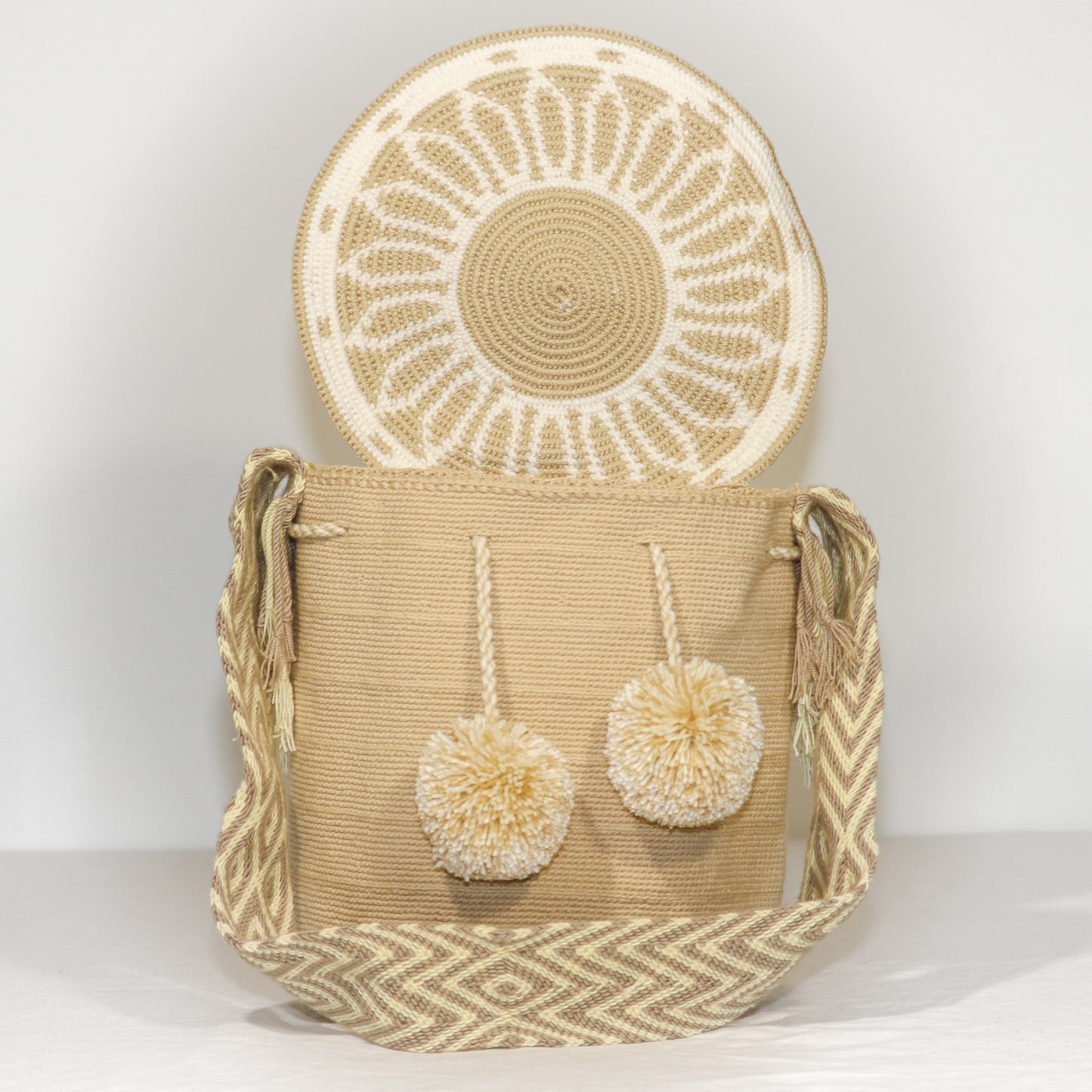 Handbag / Backpack / Mochila with lid and tassels