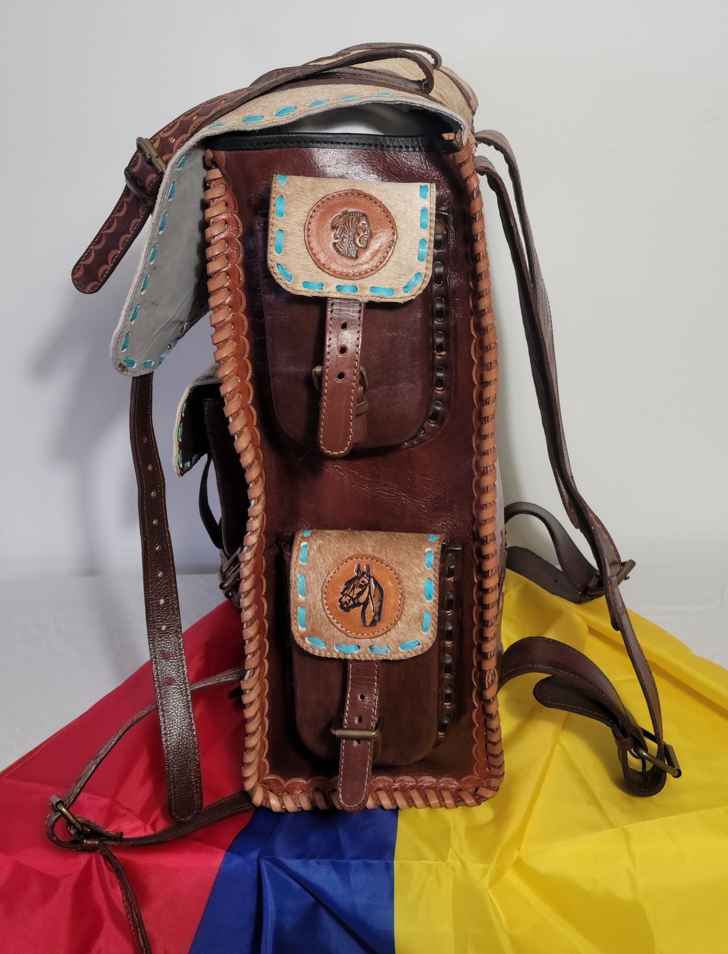 Leather / Cuero backpack