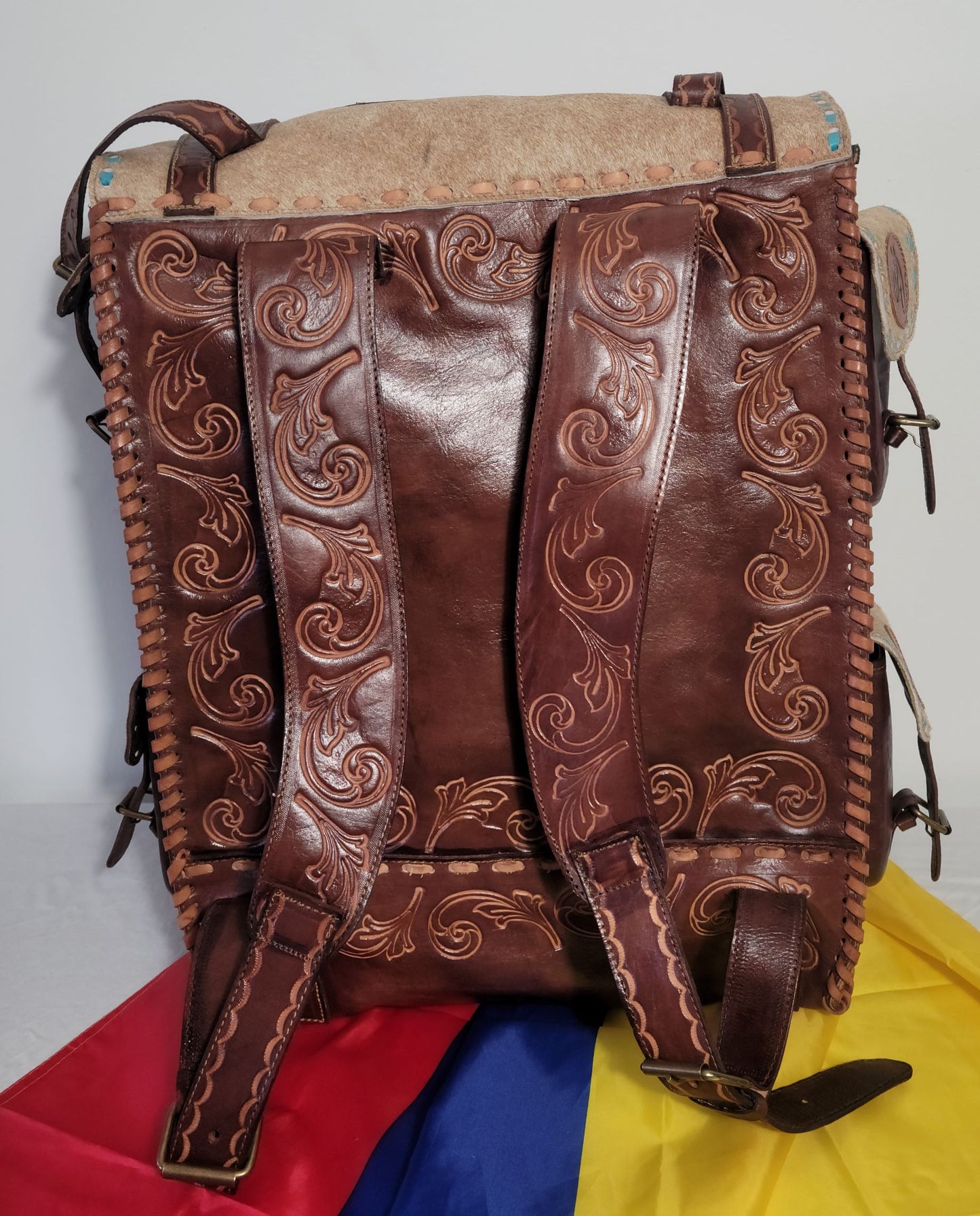 Leather / Cuero backpack