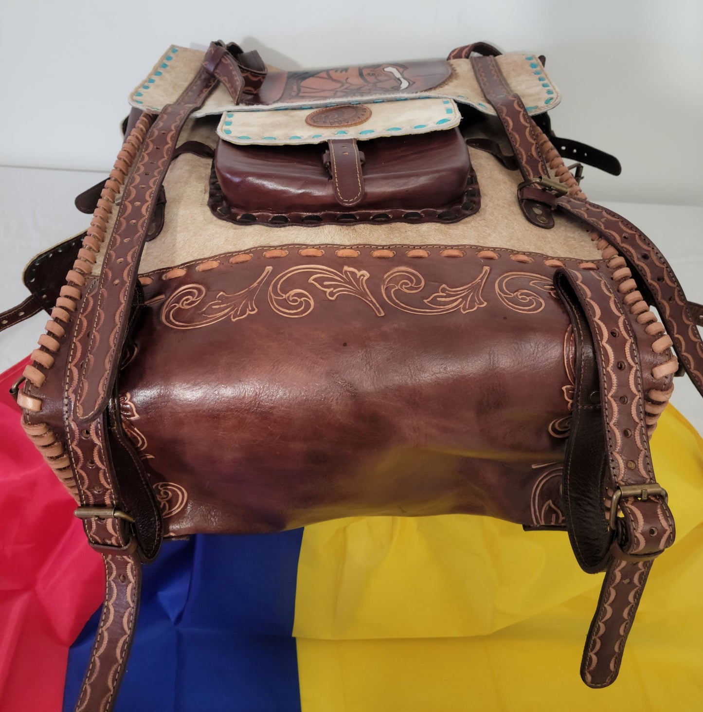 Leather / Cuero backpack