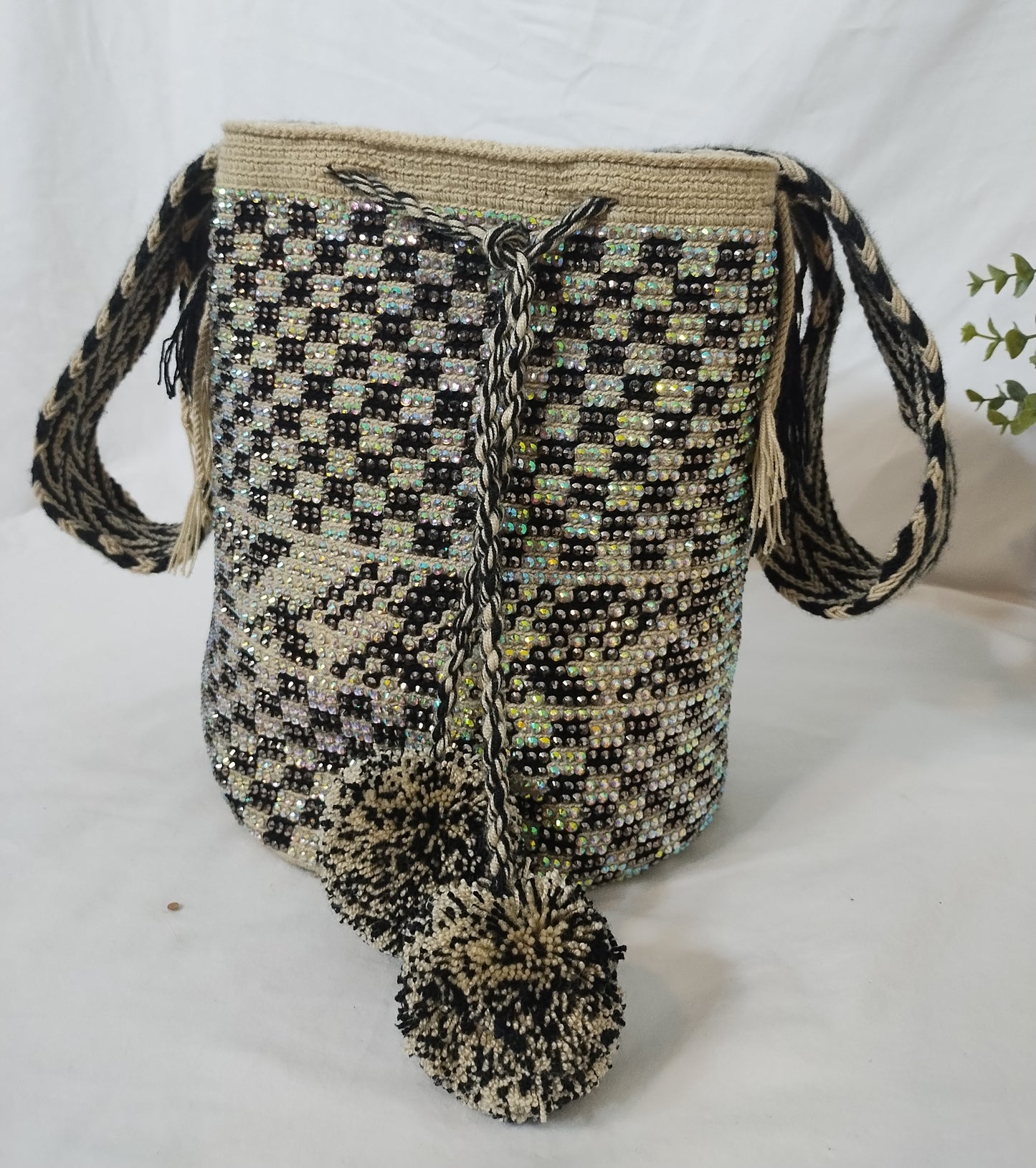 Crossbody bag (Mochila Wayuu) with stones
