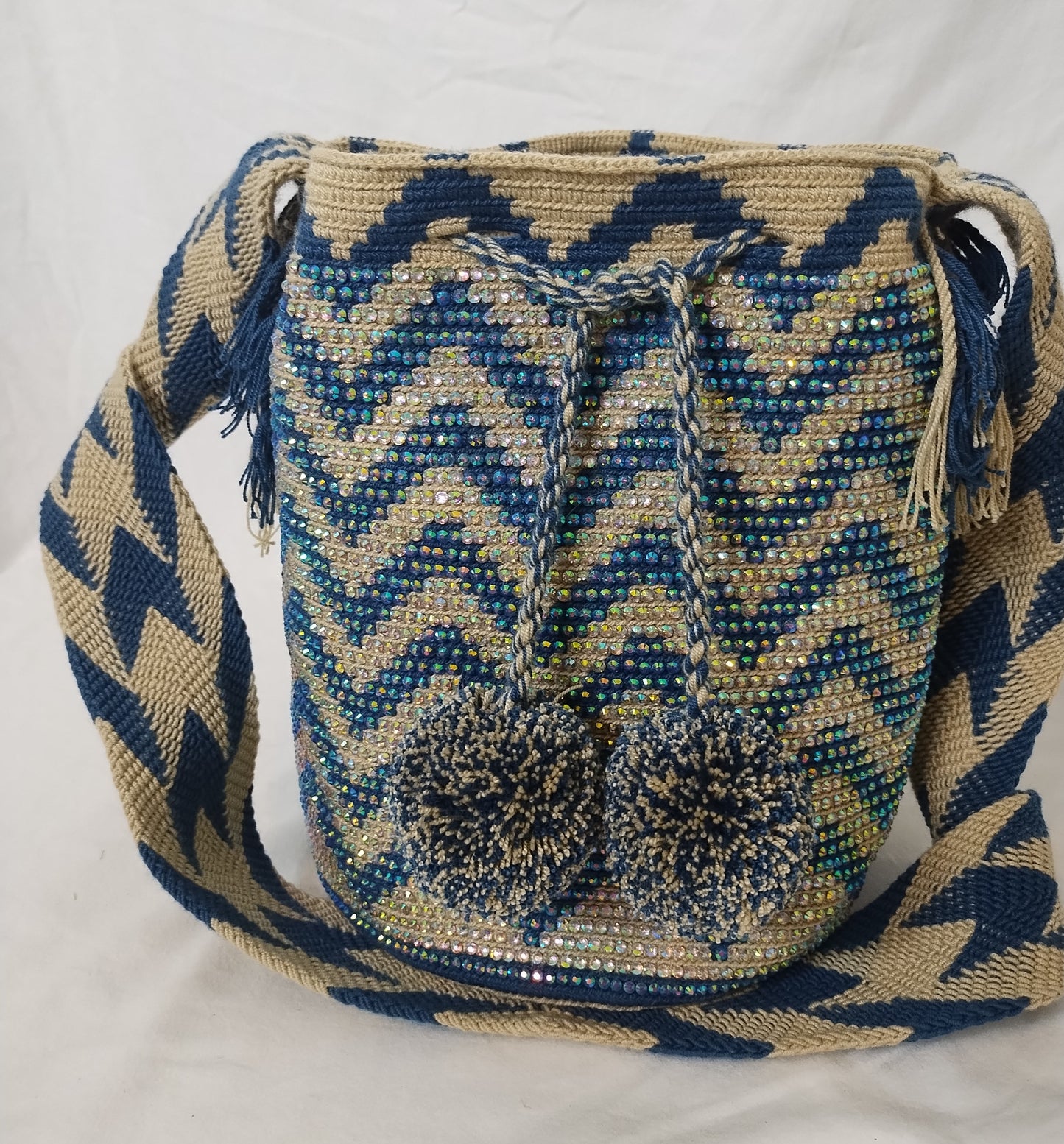 Crossbody bag (Mochila Wayuu) with stones