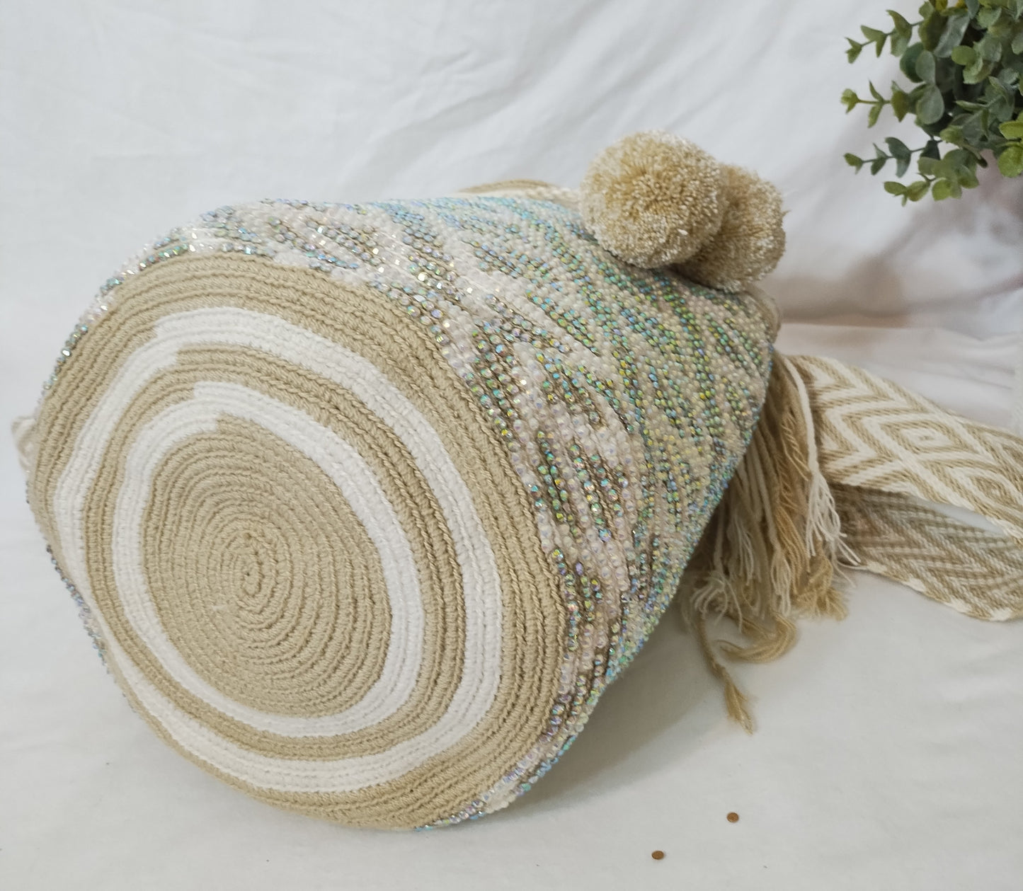 Crossbody bag (Mochila Wayuu) with stones