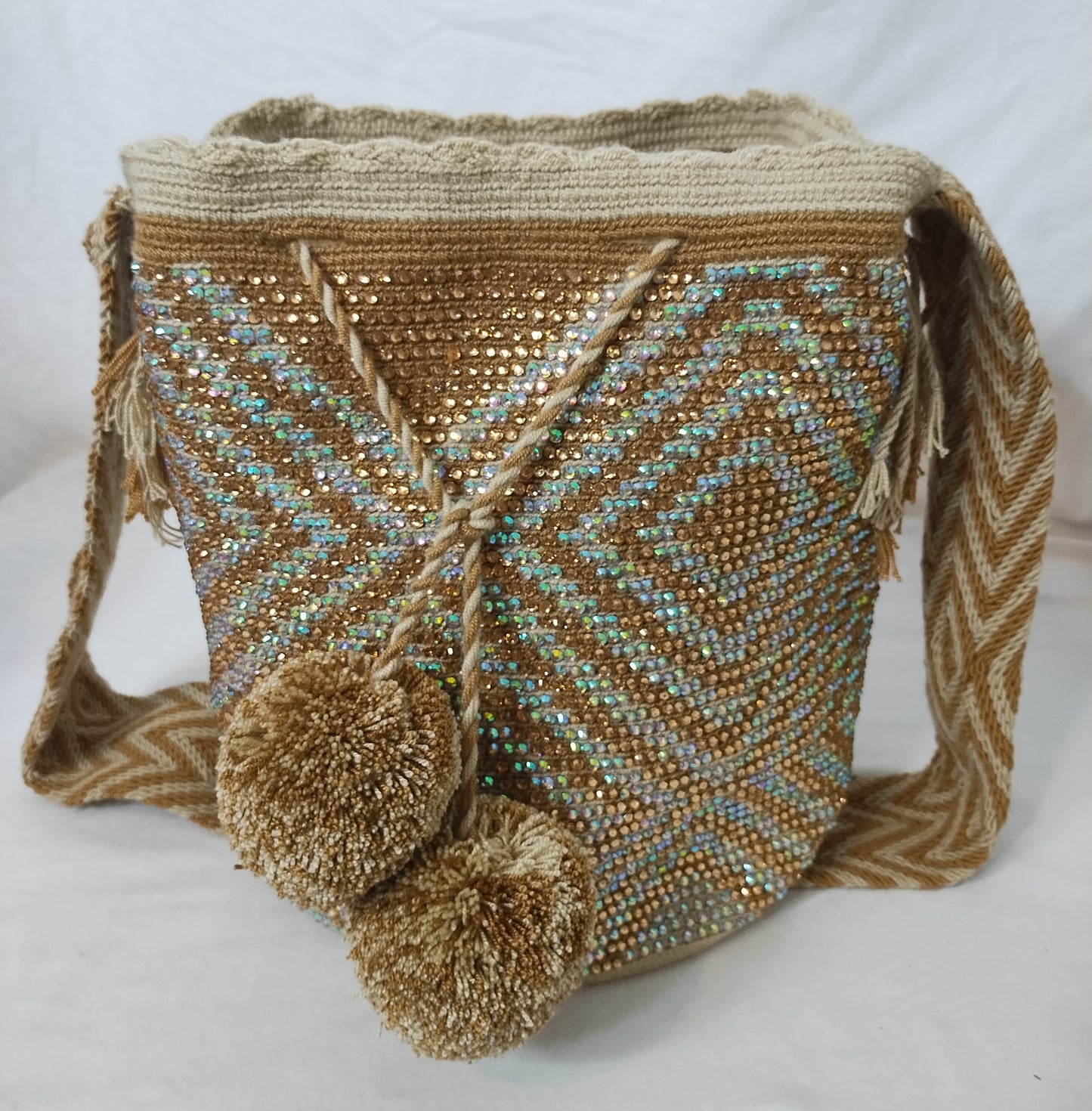 Crossbody bag (Mochila Wayuu) with stones