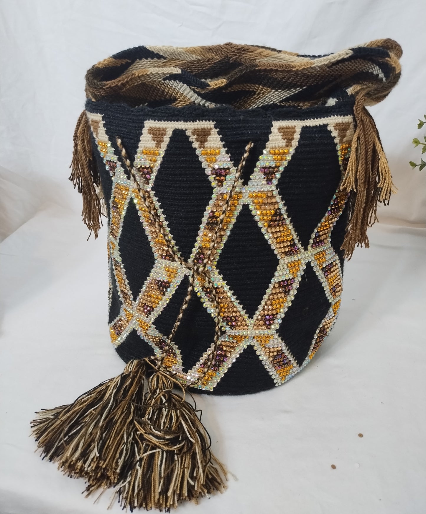 Crossbody bag (Mochila Wayuu) with stones