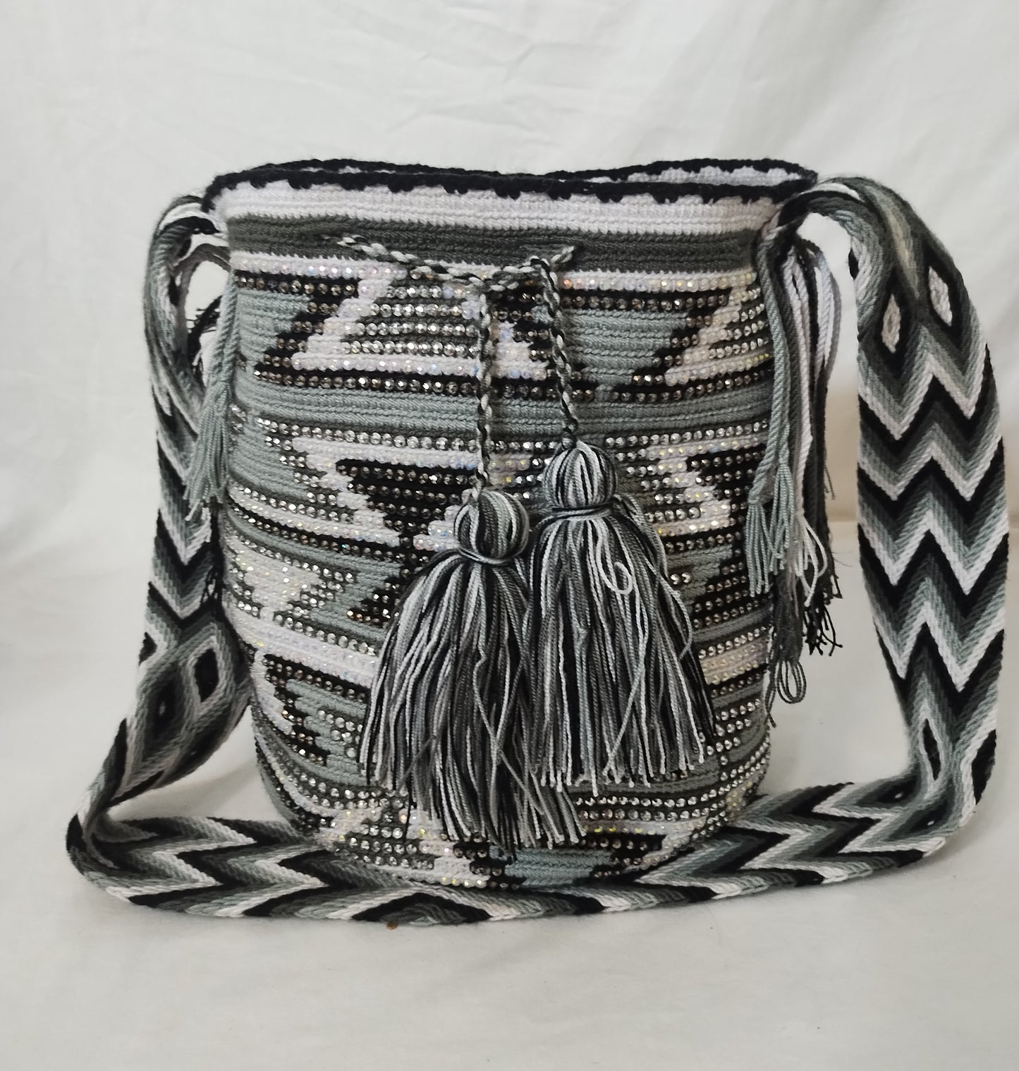 Crossbody bag (Mochila Wayuu) with stones