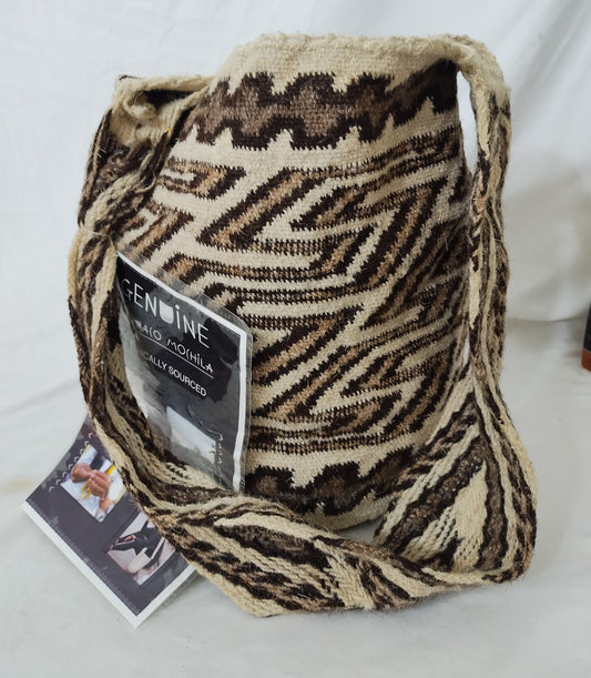 Hand bag (Mochila Arhuaco) handcrafted in Colombia