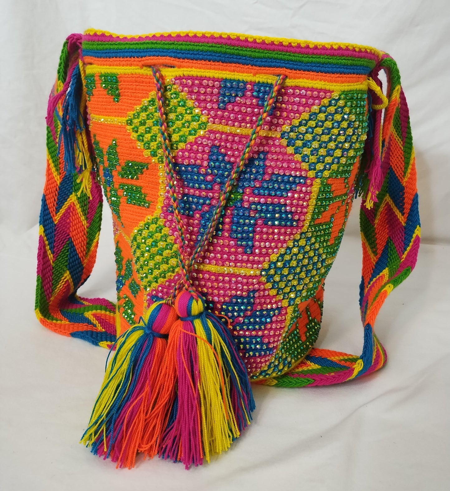 Crossbody bag (Mochila Wayuu) with stones