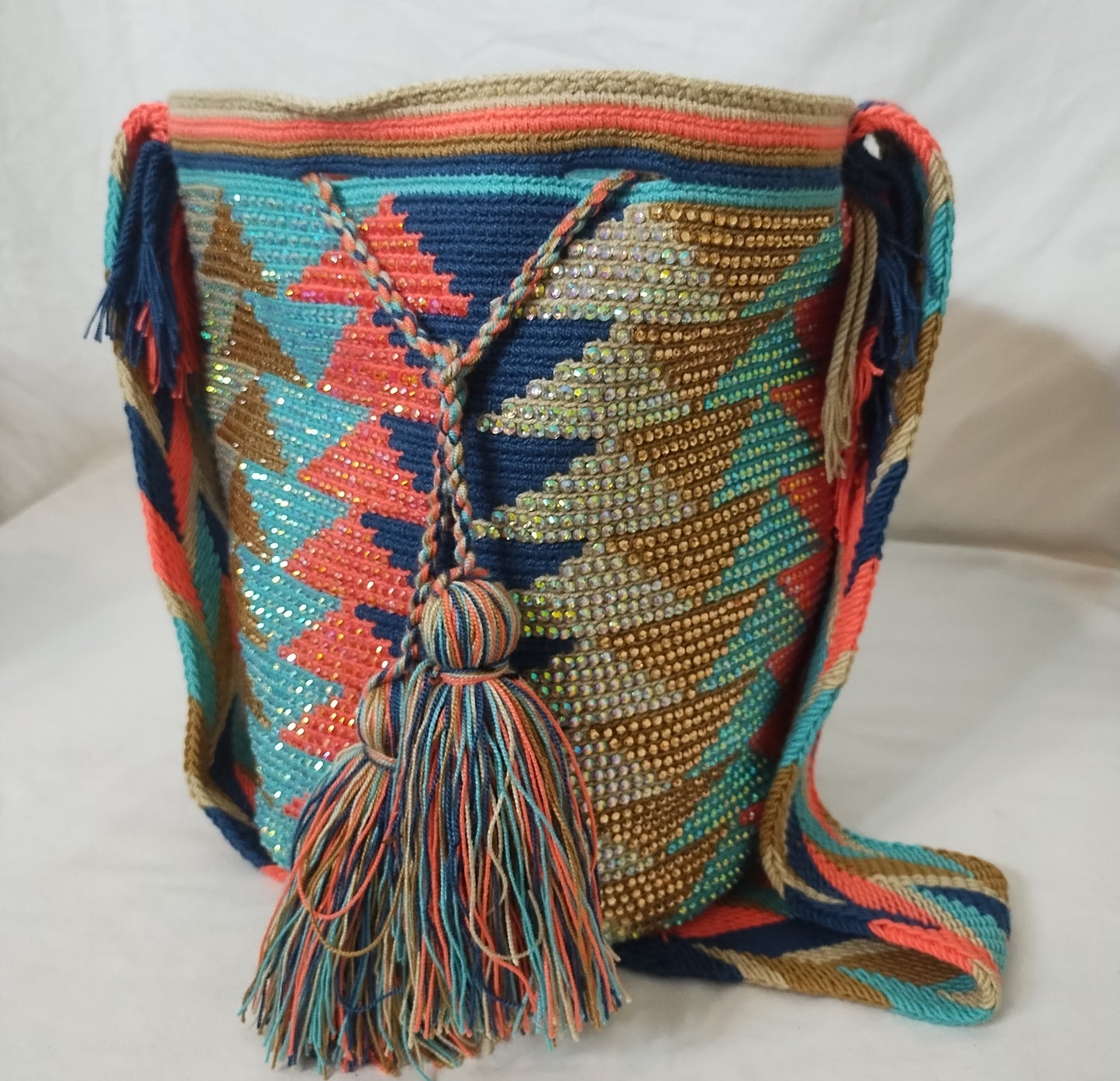 Crossbody bag (Mochila Wayuu) with stones
